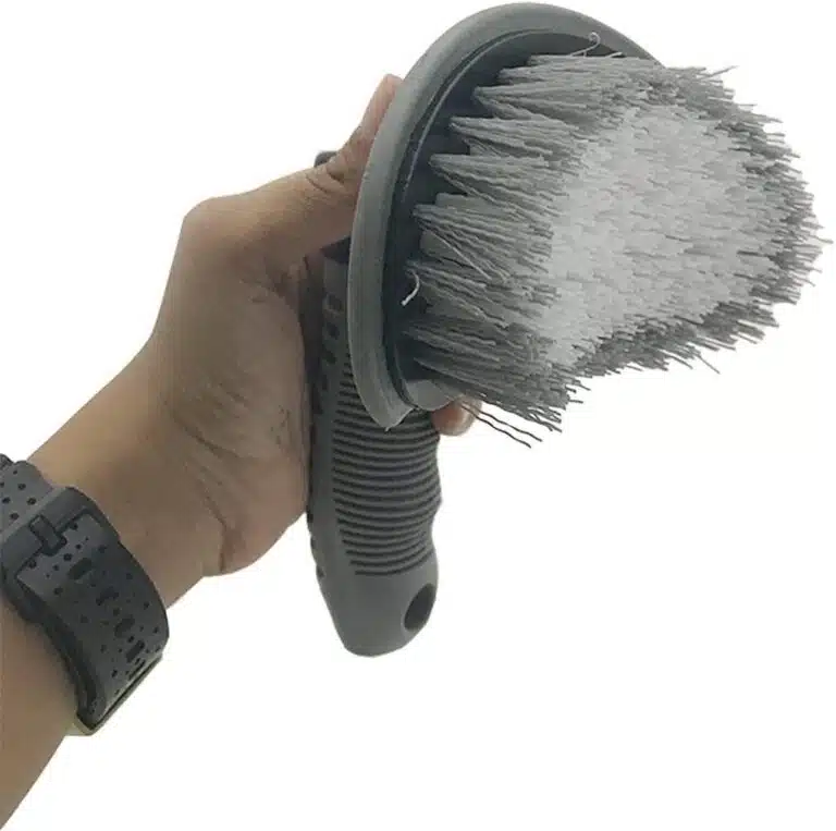 ⁦فرشاة لتنظيف اطار عجلة السيارة - اداة رائعة لتنظيف وغسيل السيارة⁩ - الصورة ⁦4⁩